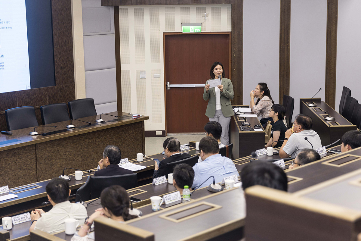 邱韻如經理向學生介紹公司的經營理念與企業文化