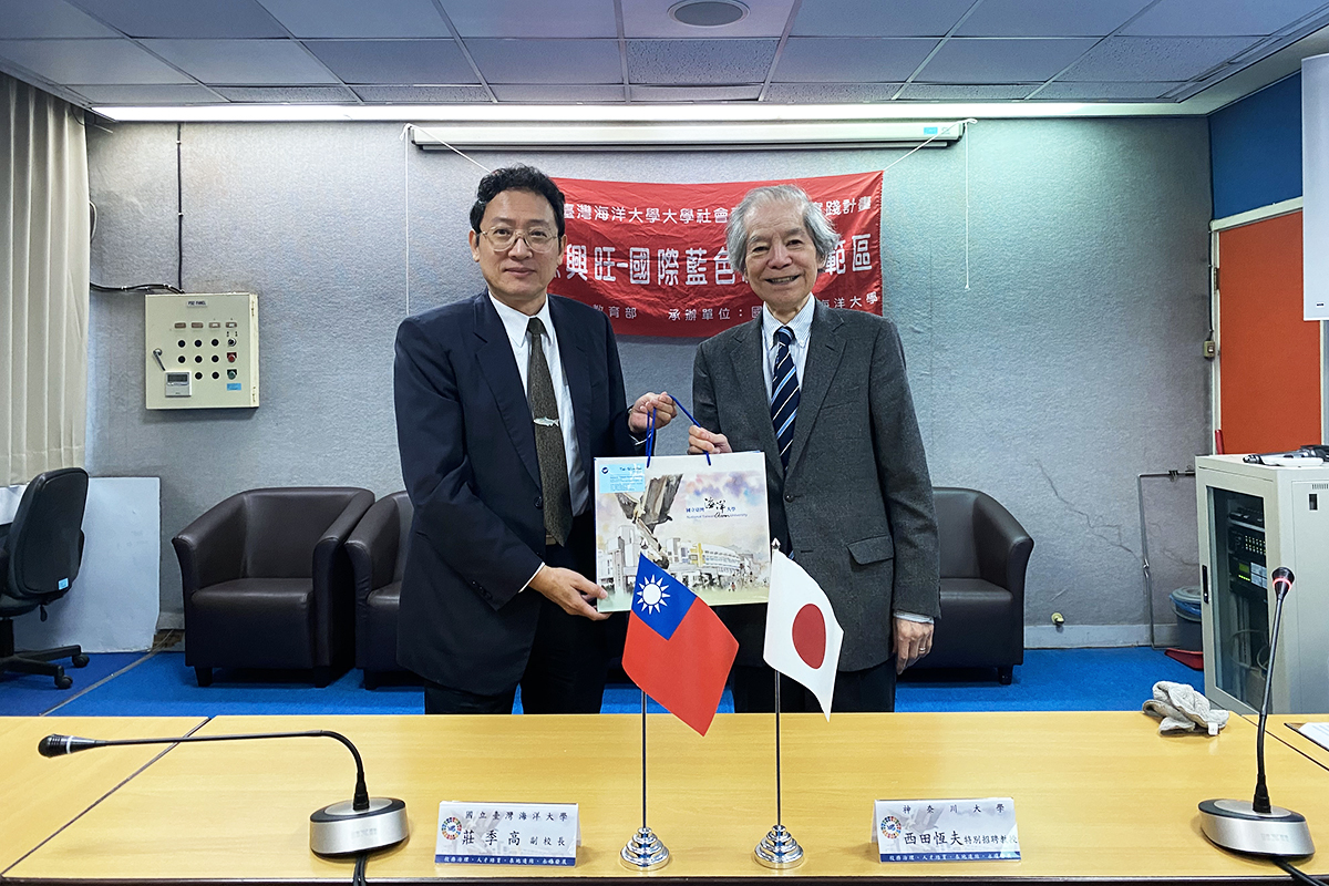 莊季高副校長致贈西田恆夫大使辦手禮