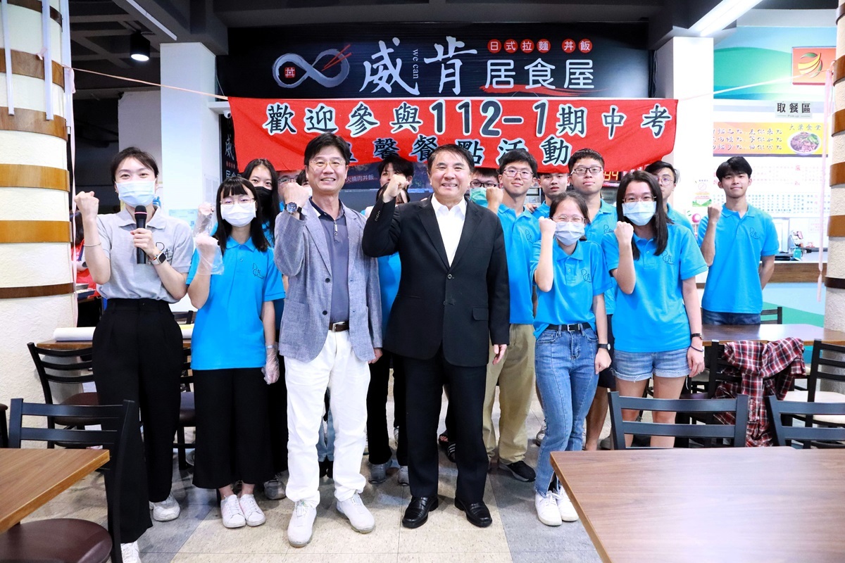 海大師長們至第一餐廳幫同學加油打氣