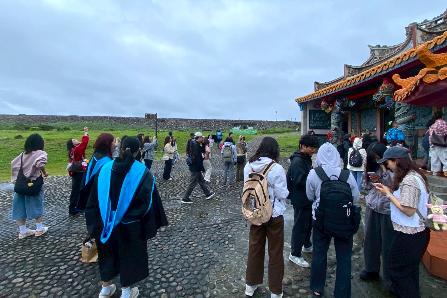 導覽員向師生解說龜山島媽祖廟歷史，以及居民遷村與島嶼發展的歷史故事。
