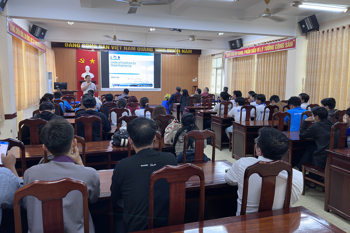 河海工程學系邱昱嘉副主任向肯特大學師生介紹河海工程學系與海洋工程科技中心