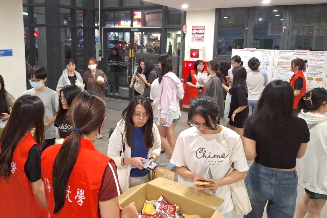 學生們井然有序的排隊取餐