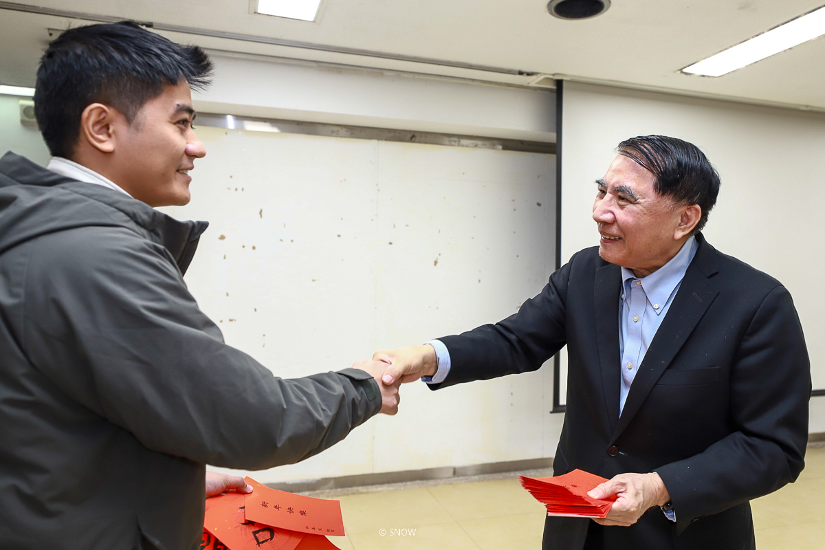 許泰文校長親自發送紅包,將滿滿的祝福傳遞給每位同學。