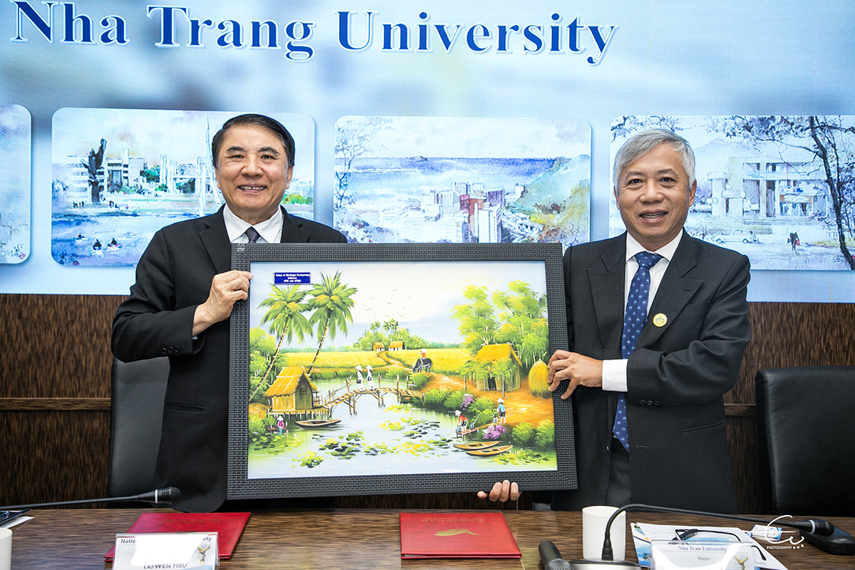 芽莊大學校長Prof. Trang Si Trung致贈越南當地的風光予海大，由許泰文校長代表受贈