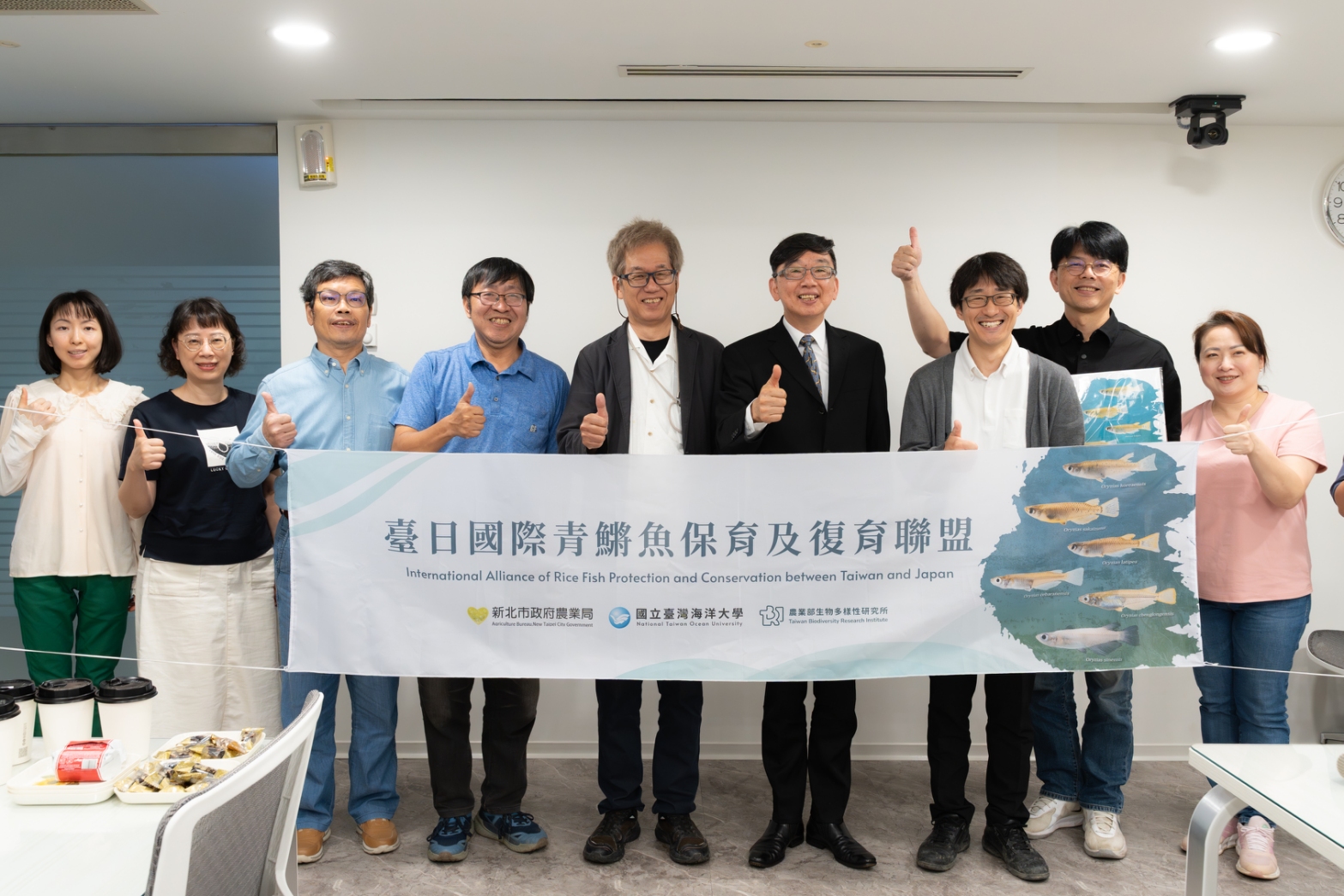 新北市農業局長諶錫輝(右四)與海大陳義雄教授(左四)及日本國立基礎生物學研究所成瀬清教授(右五)、日本熊本大學竹花佑介教授(右三)。