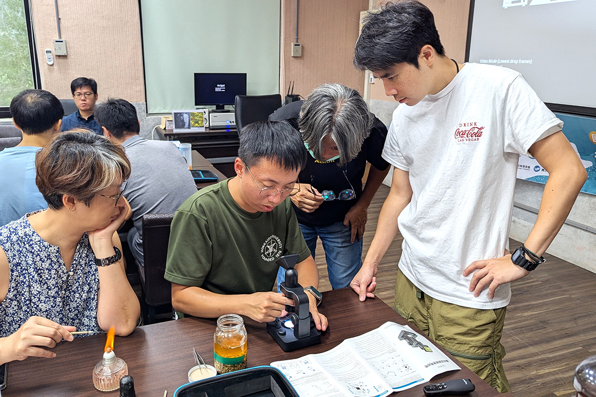 「海洋微型塑膠種子教師工作坊」種子教師使用解剖顯微鏡觀察微型塑膠的數量和特性