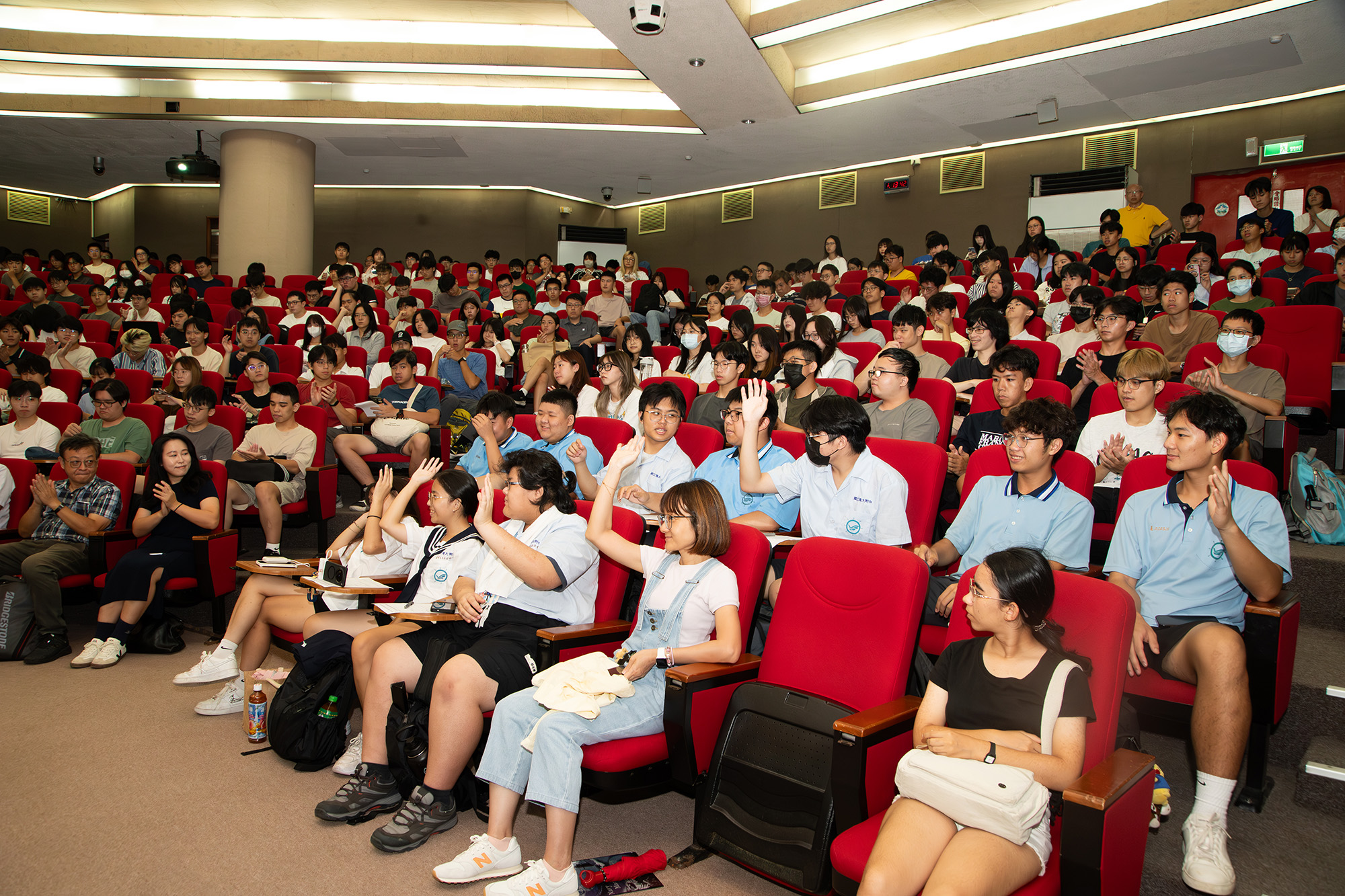 講座現場座無虛席，學生踴躍提問，氣氛熱烈