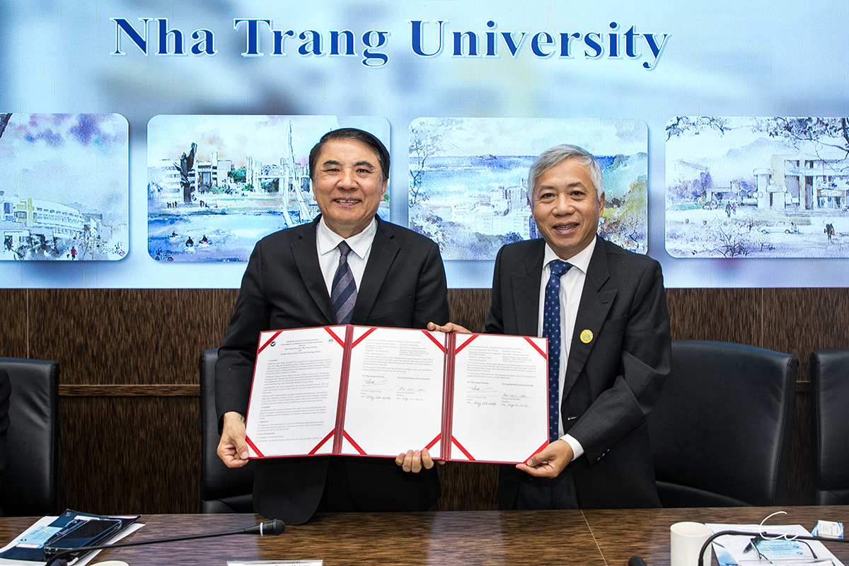 NTU Rector Prof. Trang Si Trung led a delegation to visit NTOU on May 22 and signed the MOU