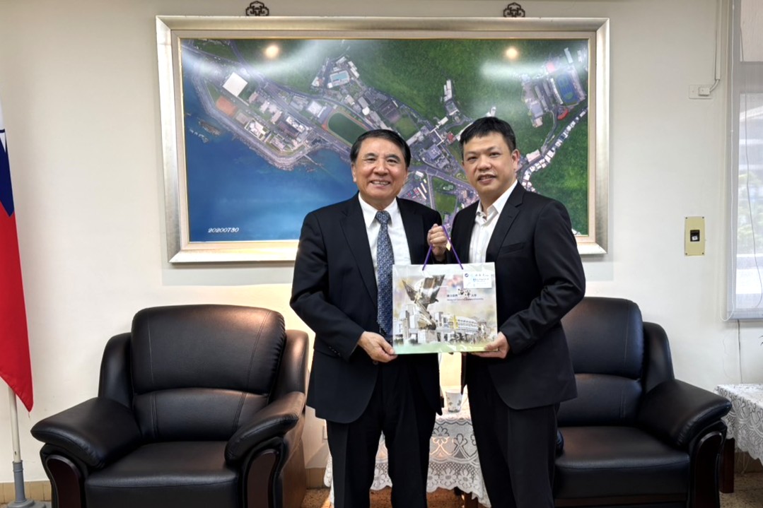 海大許泰文校長(左)致贈紀念品予昱鐳應材總經理葉雨鑫 (右)。
