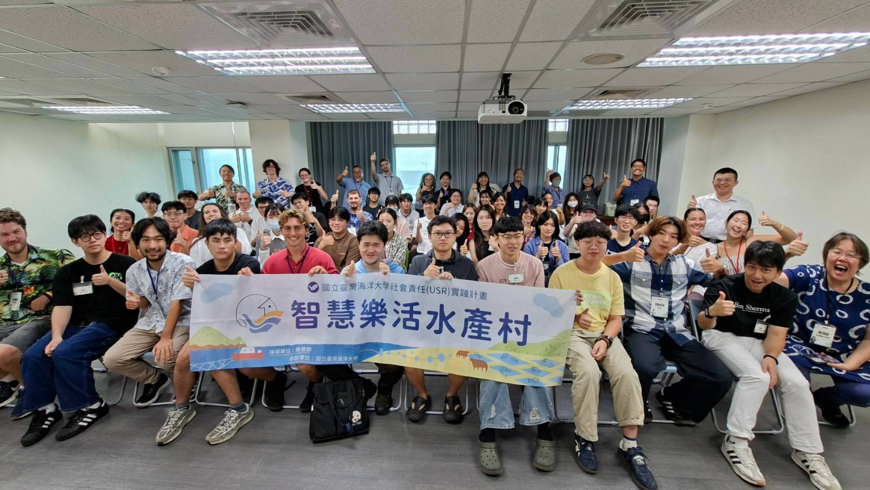 參加活動的海內外師生開心合影。