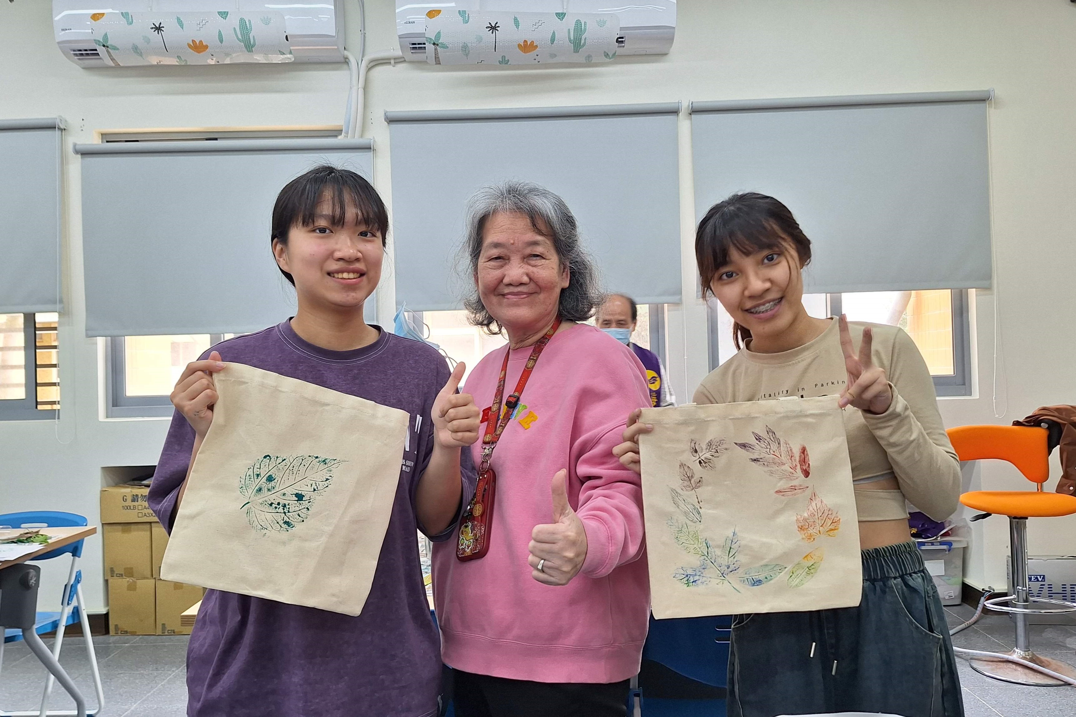 學生們開心展示親手製作的葉拓環保袋