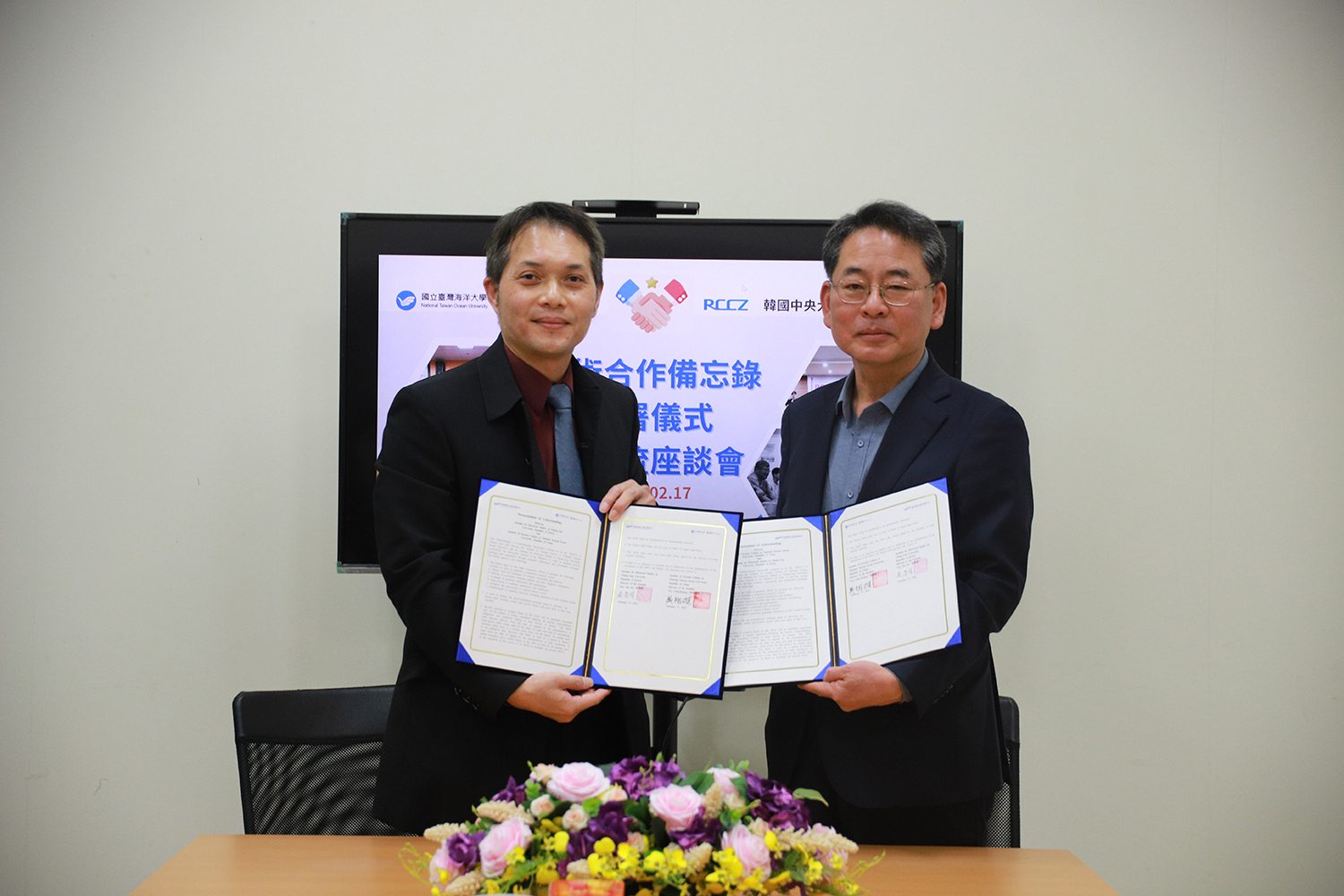 海大海文所吳智雄所長(左)與韓國中央大學史學研究所孫準植所長(右)共同代表簽署合作備忘錄.jpg
