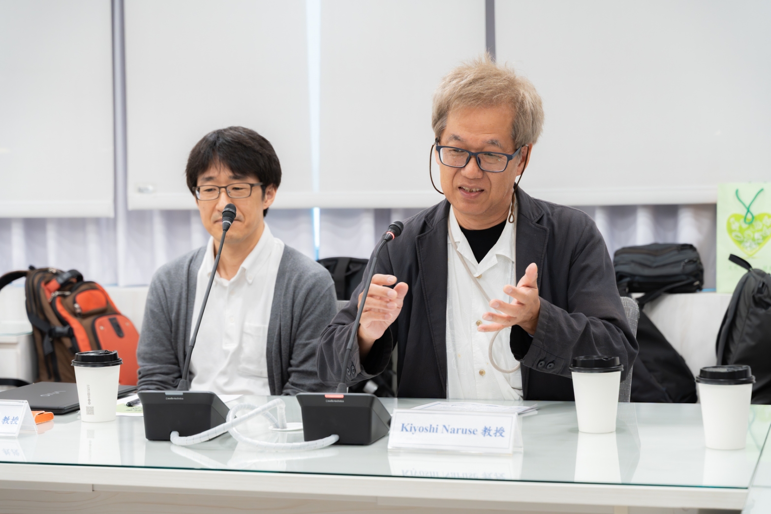 日本國立基礎生物學研究所成瀬清教授(右)分享日本青鱂棲地復育與保種管理經驗。(新北市農業局提供)