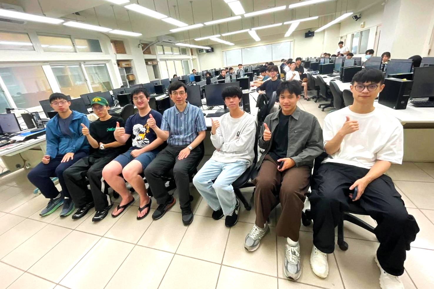 資工系馬尚彬主任與王洪賢同學及研究團隊合影。