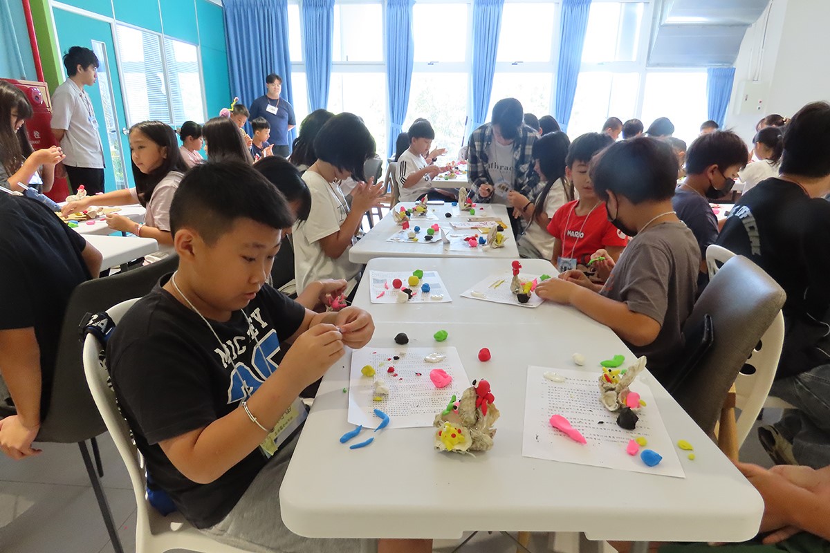 學生們運用想像力動手創作海廢藝術品