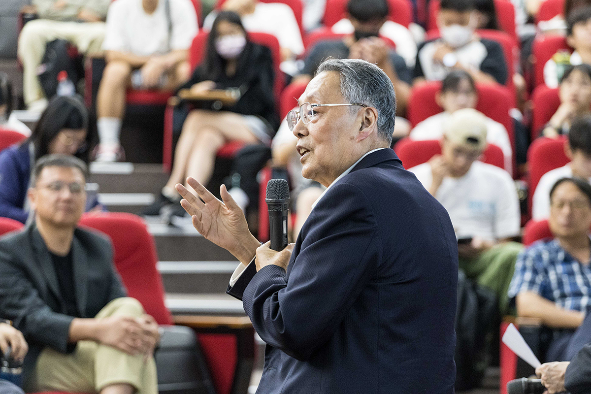 施董事長鼓勵學子在遇到困境時要不斷嘗試，終能突破瓶頸