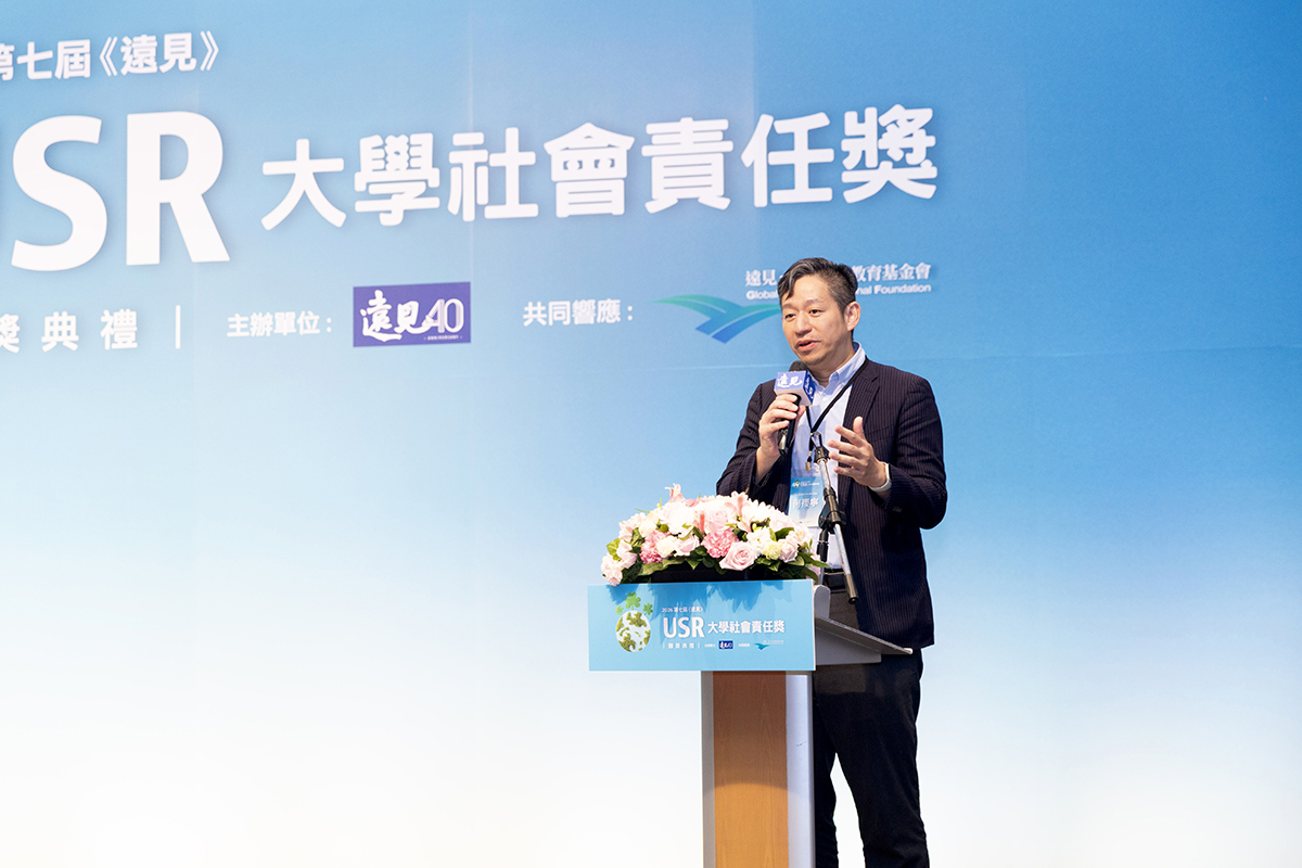 何攖寧老師代表他與識名信也老師及李宏泰老師共同推動的「海洋學習者：青年主導之科學、教育與行動」方案上台致詞