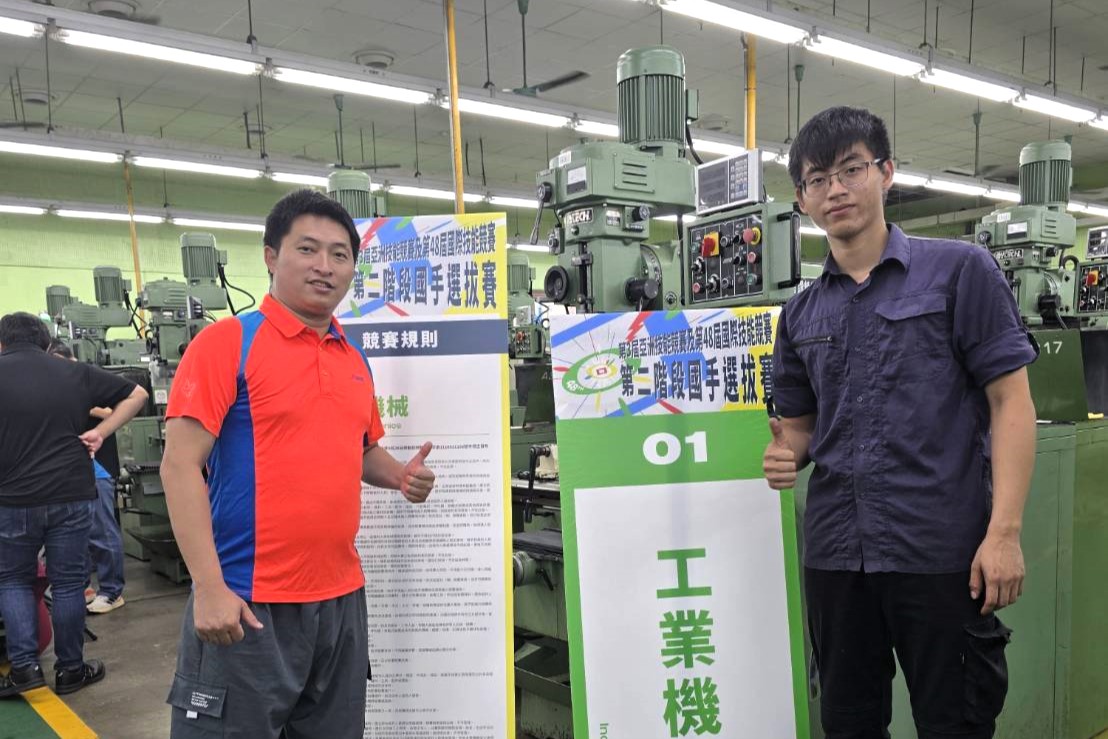 海大輪機系潘柏丞(右)勇奪國際技能競賽「工業機械」國手資格(左為海大附中林子堯老師)