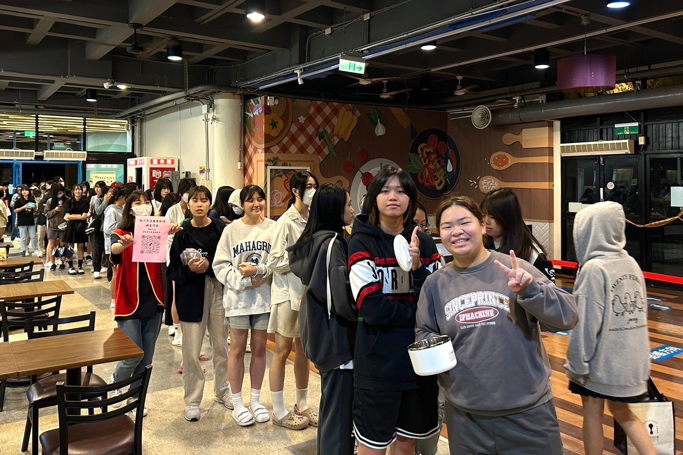 學生們攜帶環保餐具井然有序的排隊取餐