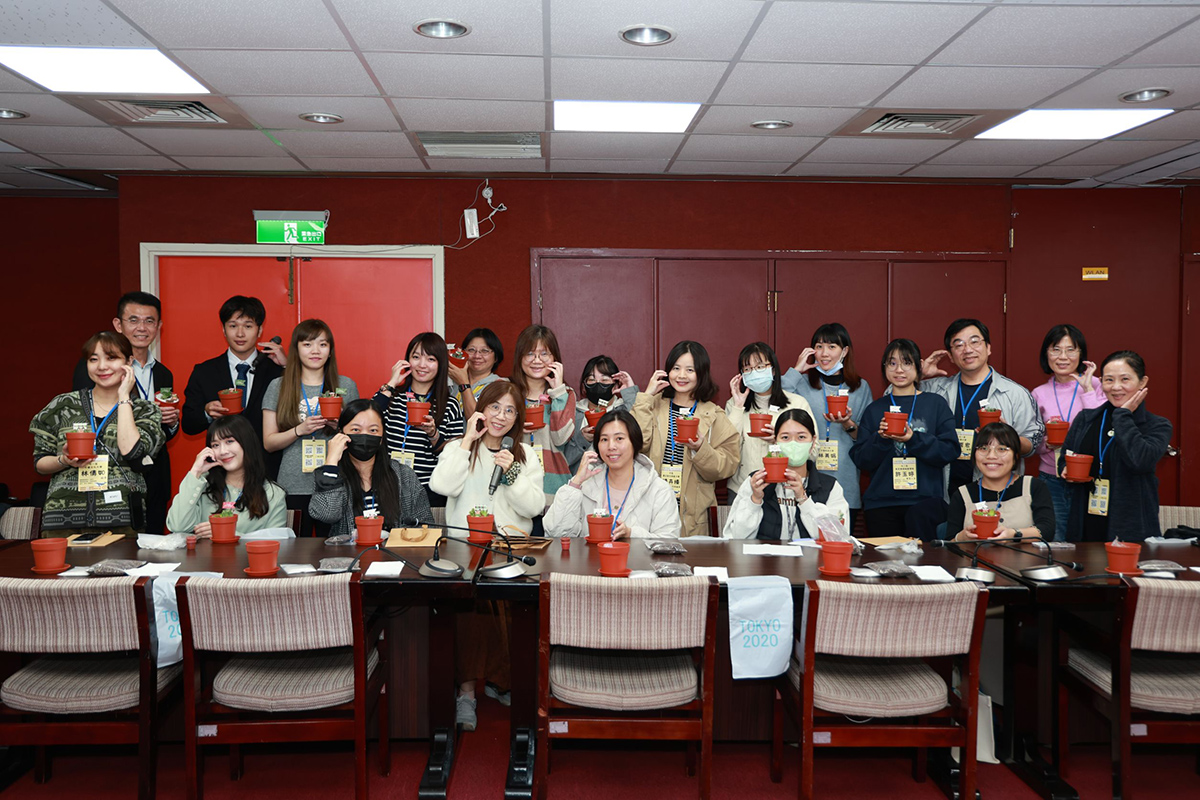 由講師董亦涵帶領研習會參與者體驗手作與情感的連結