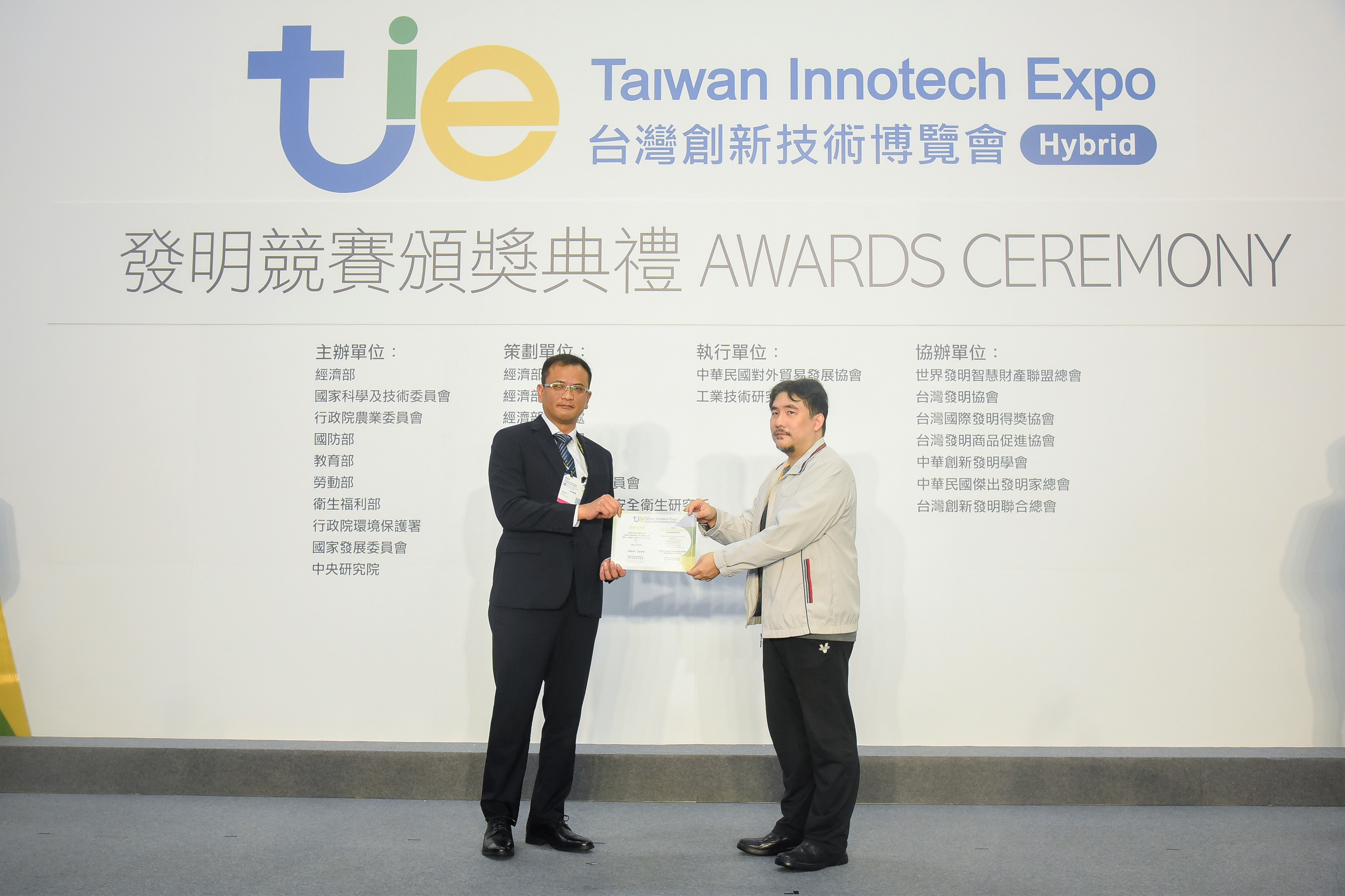 機械系張文桐副教授於台灣創新技術博覽會獲頒鴻海特別獎