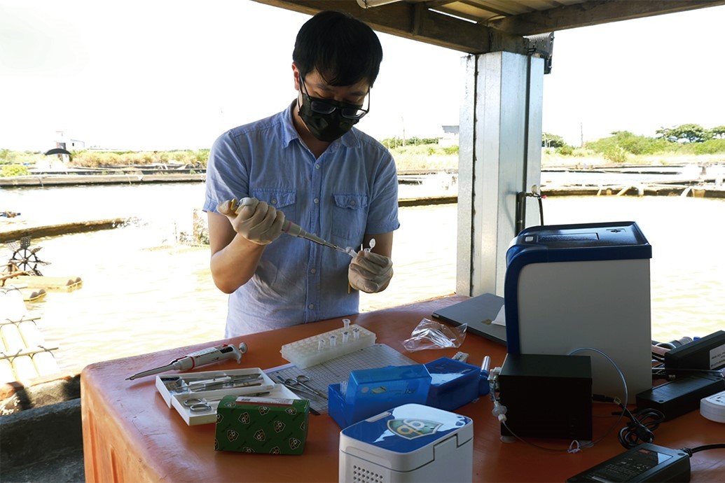 D-ICETM 蝦病即時檢測系統能輕鬆直接在池邊檢測