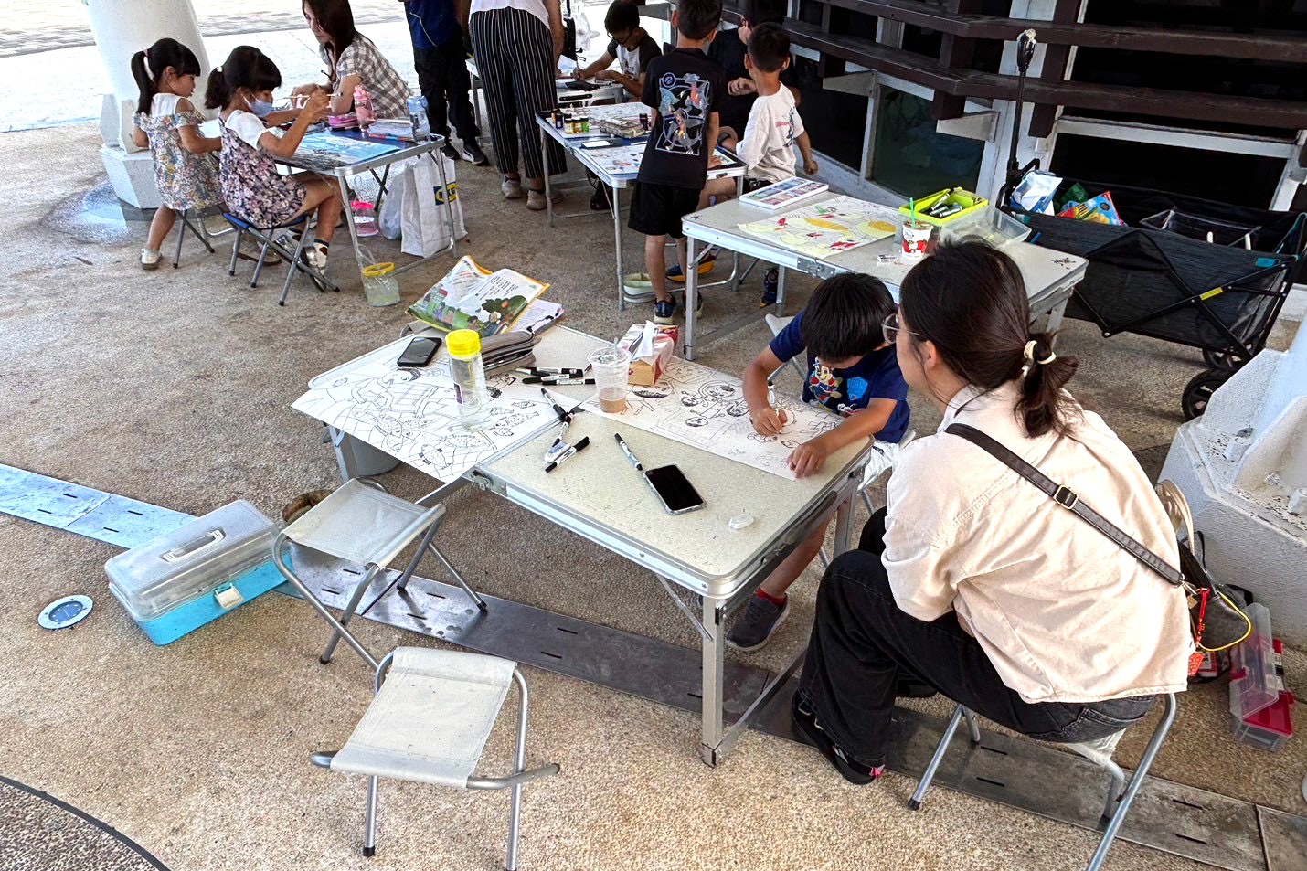 學生在家長的指導下作畫。