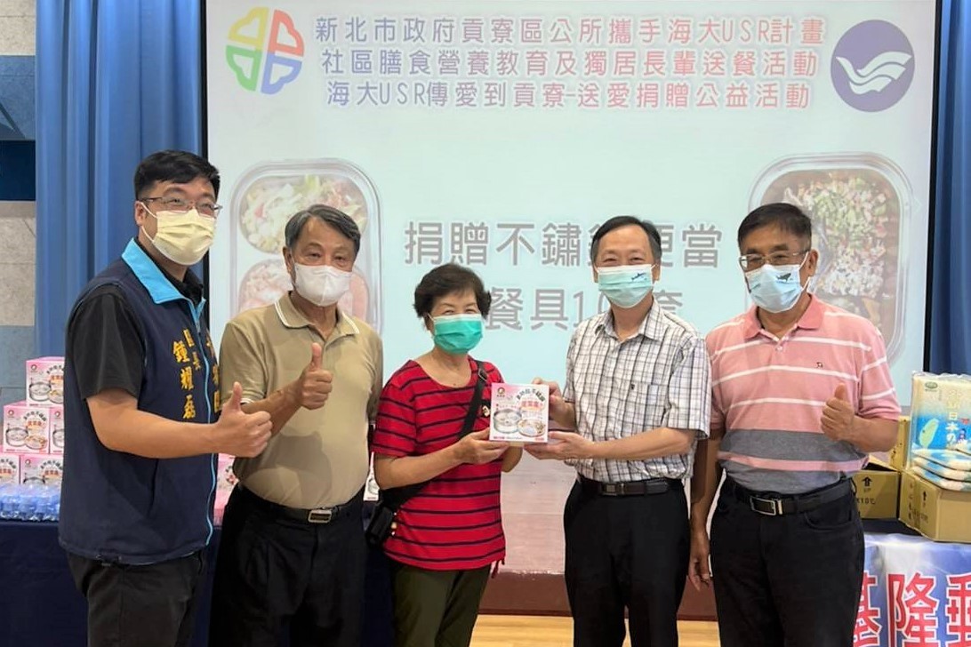 海大USR攜手地方關懷社區(左至右為鍾耀磊區長、吳憲彰里長、魏高美玉前理事長、張文哲教授及莊慶達榮譽講座教授)