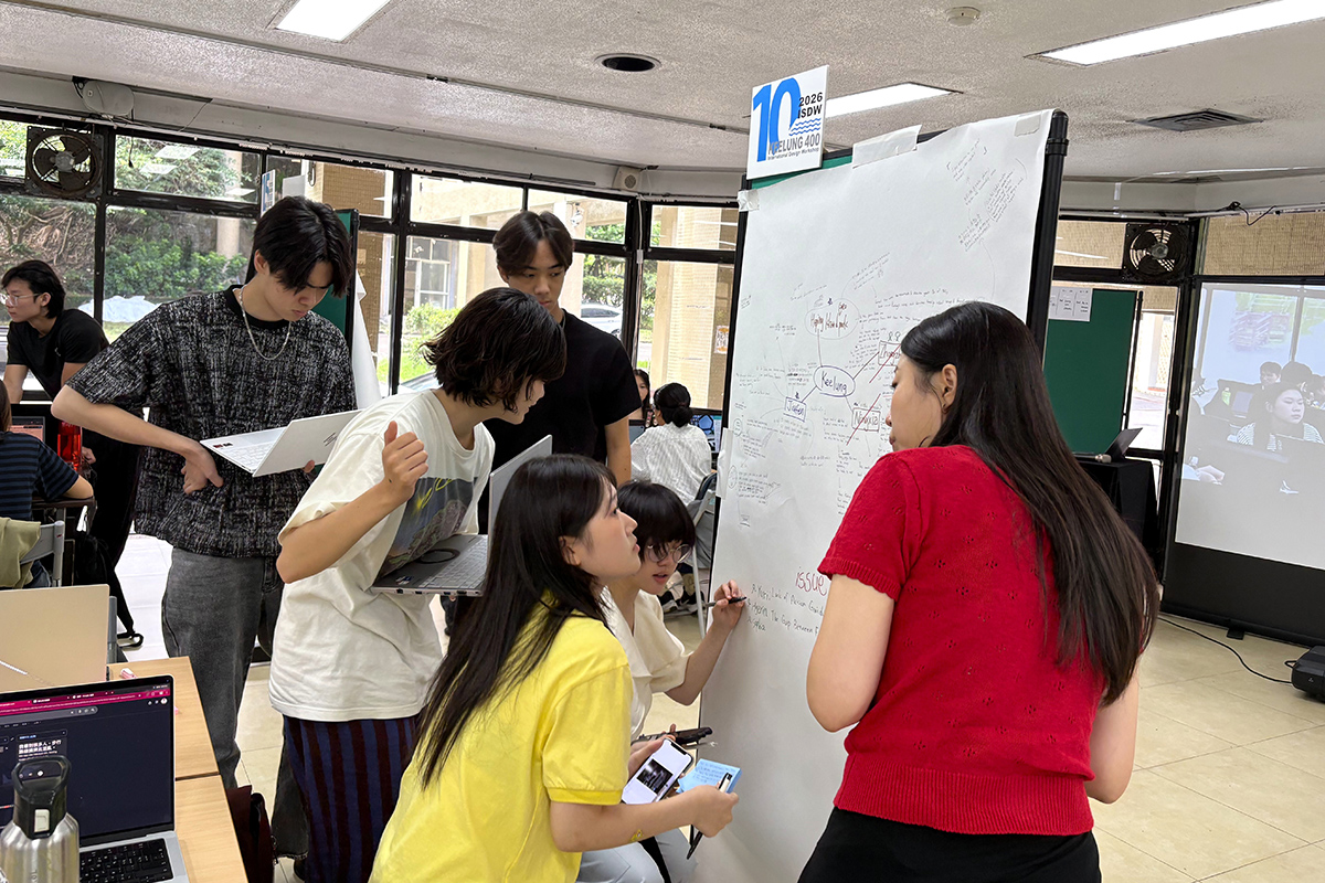 參與工作坊的跨國學員專注進行小組討論與田野調查規劃。