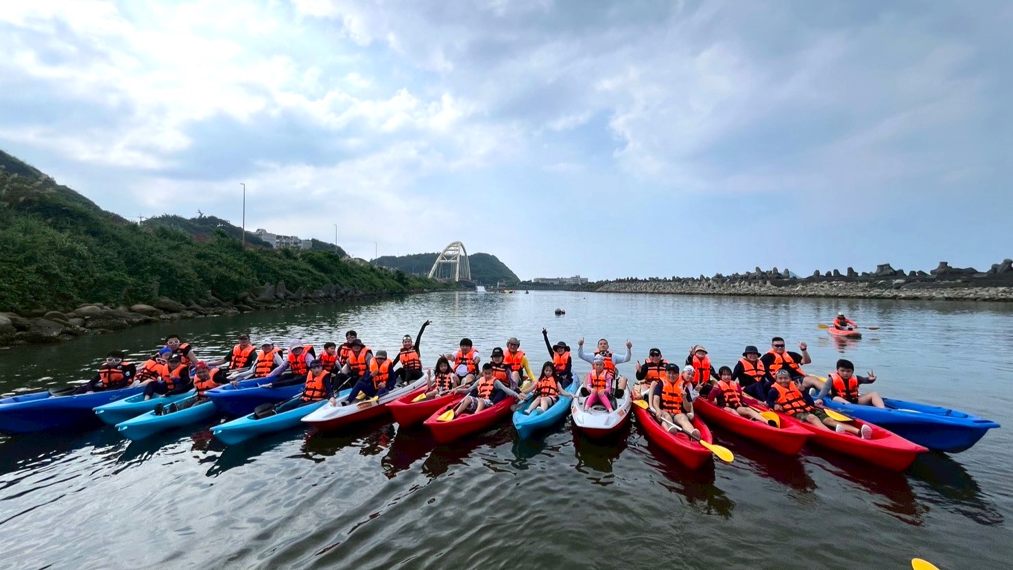 在海大專業水域運動團隊帶領下所有民眾玩的不亦樂乎