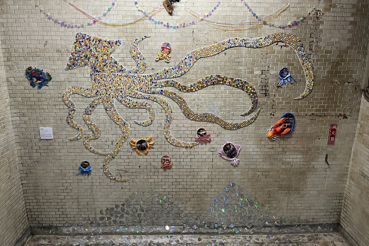 海大文創設計系協助活化基隆親民大樓空間。(展出作品漁海捲雨以9隻腳的透抽傳達捕撈與生態復育缺一不可的理念)