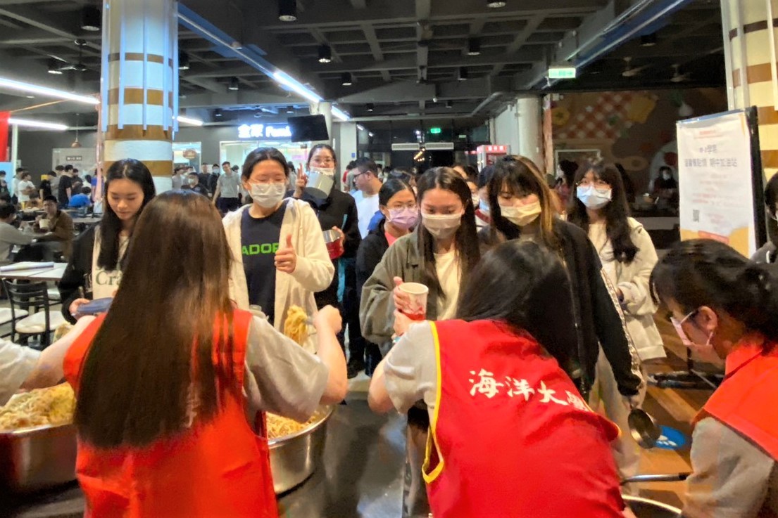 學生們攜帶環保餐具井然有序的排隊取餐2