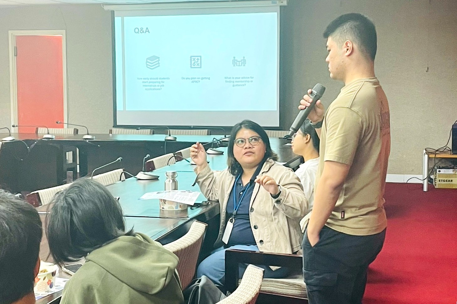 海大校友譚文龍先生與境外生分享在臺工作經驗。