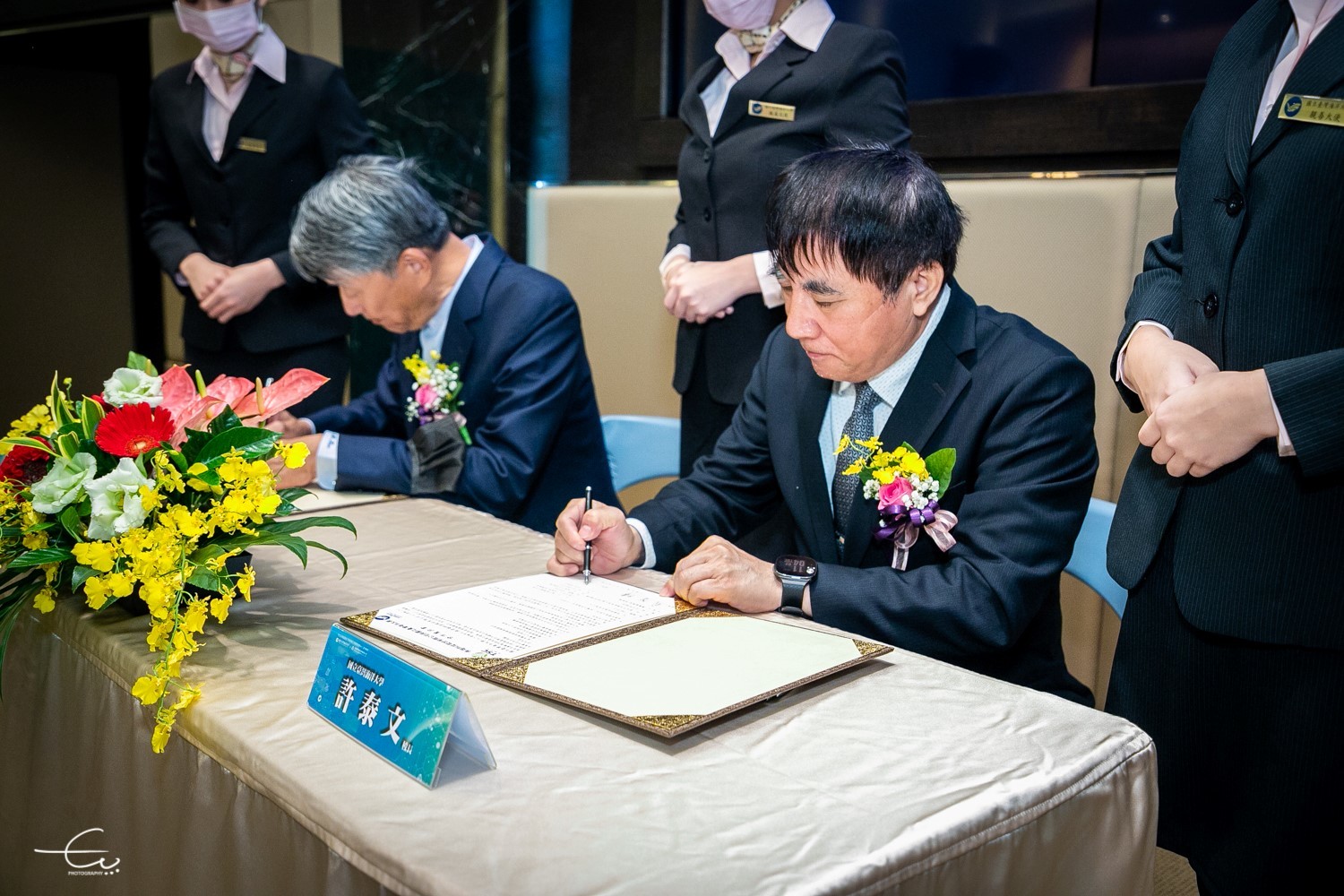 海大校長許泰文(右)與崇越集團董事長郭智輝(左)代表簽約