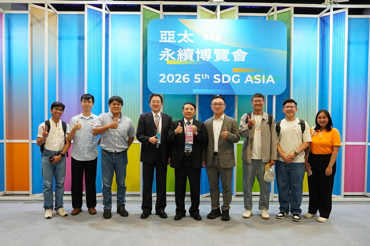 許泰文校長與USR團隊於2026亞太永續博覽會會場合影,持續分享海洋永續實踐成果。