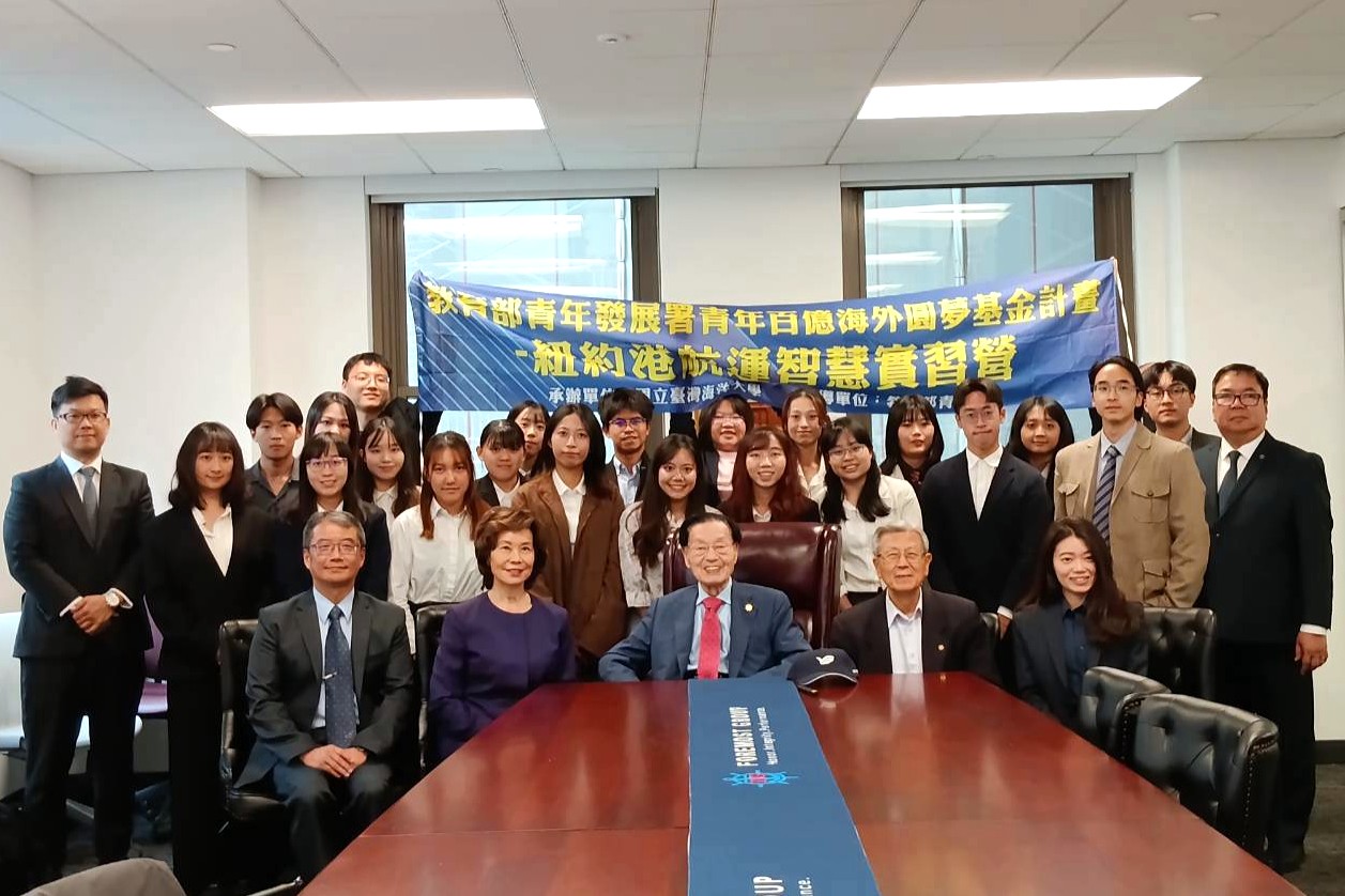 學員參訪福茂集團，與趙錫成博士、趙小蘭部長及企業代表合影。