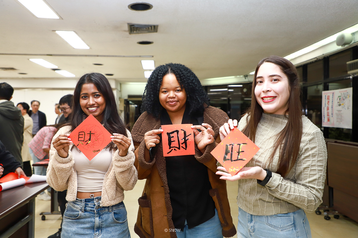 海大國際學生完成多幅寓意吉祥、風格多元的春聯作品。