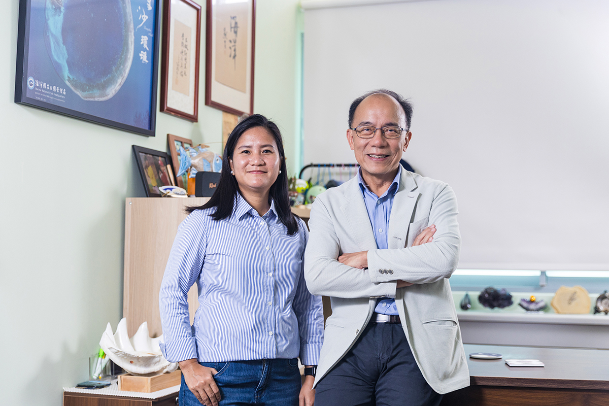 本篇論文通訊作者海大周文臣特聘教授(右)與第一作者Mariche B. Natividad(左)合影。