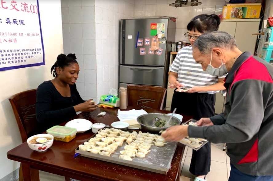海大外籍學生於先前課程融入在地飲食與長者一起包水餃