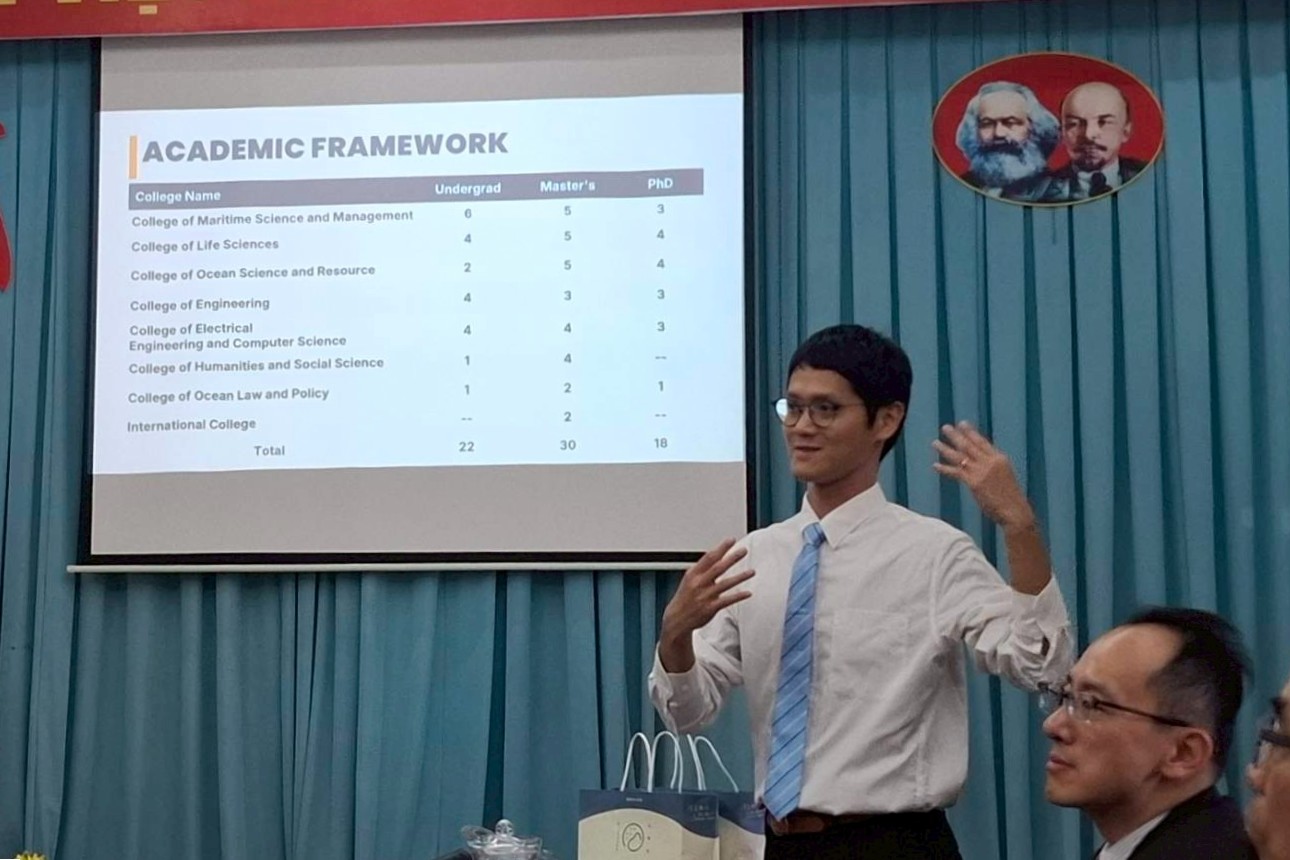 海大國際事務處張正賢專員進行招生說明。