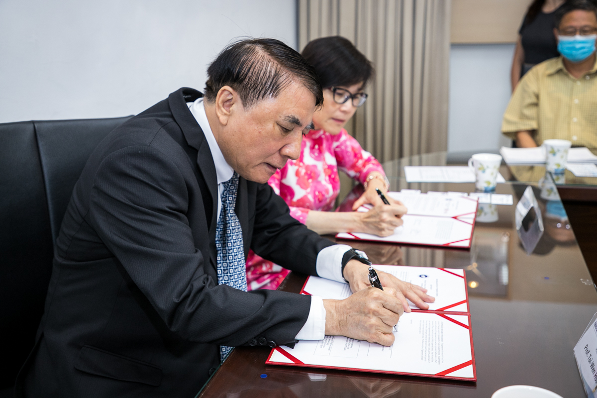 海大許泰文校長及西來大學Dr. Minh-Hoa Ta校長代表簽署合作備忘錄