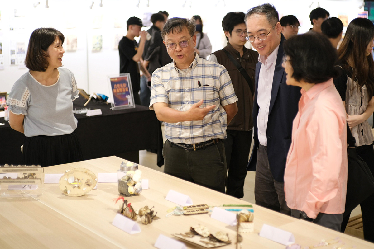 林泰源教務長、王嘉陵院長、謝忠恆主任共同參觀學生作品。