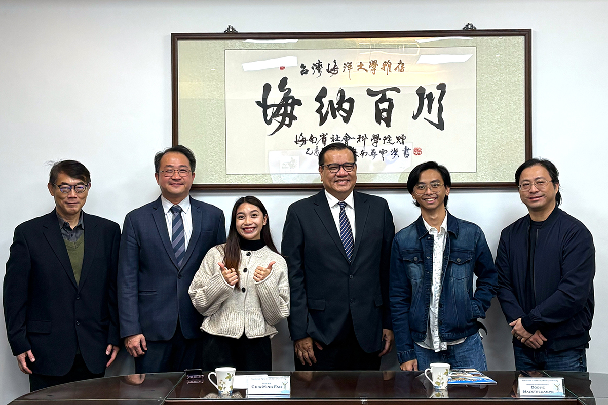 目前在海大參與 TEEP 計畫的兩位學生與瑪布亞大學校長Dr. Maestrecampo合影