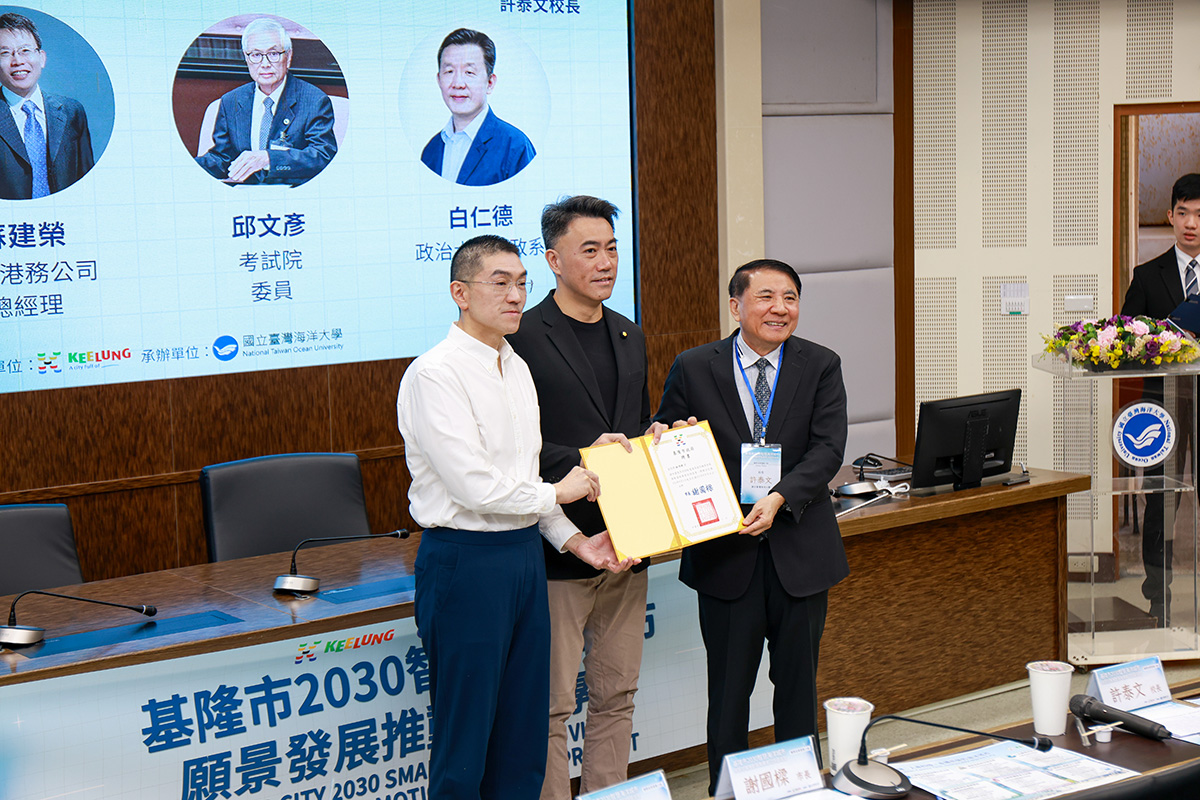 謝國樑市長親自頒發聘書予委員們。(圖中為立法委員林沛祥)