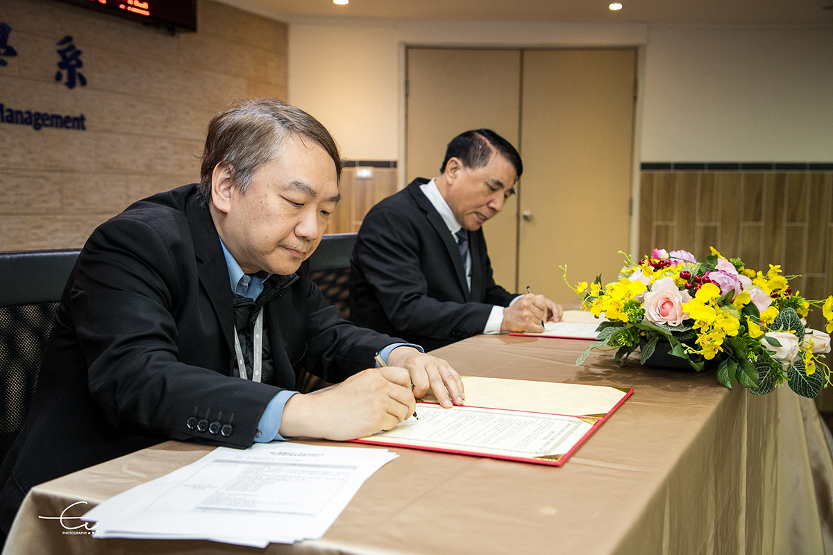 由海大許泰文校長及雄獅旅遊入境部李廣才副總經理代表簽約