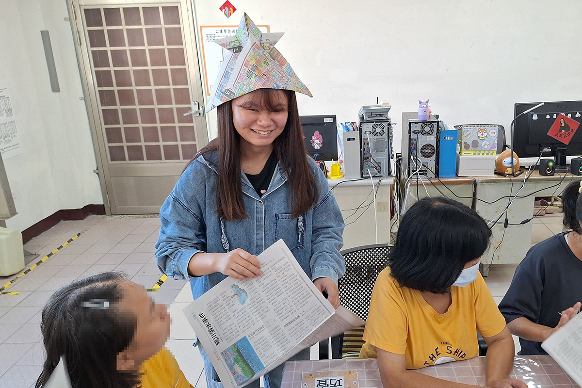 海大學生親自示範和尚帽的戴法