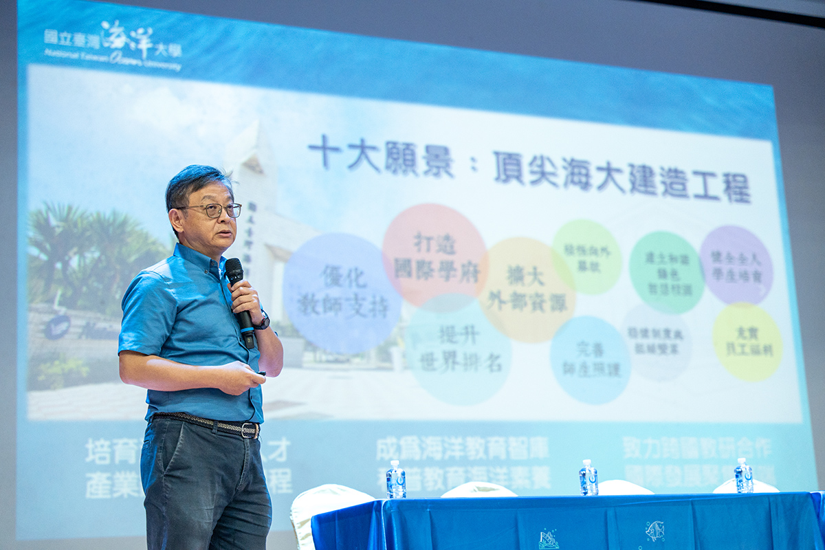 林泰源教務長為學生及家長介紹選課及各種注意事項