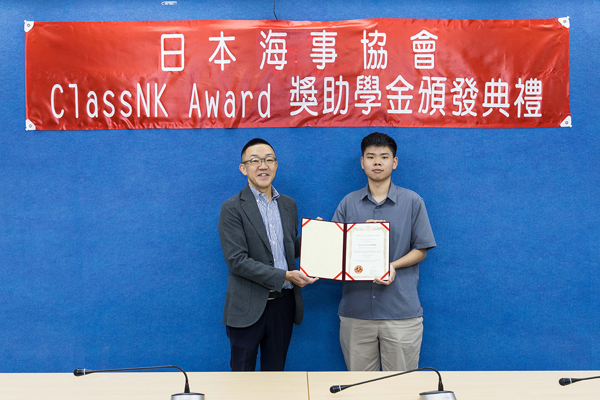 日本海事協會台灣區總經理鷹見賢司頒發獎狀予賴信穎同學