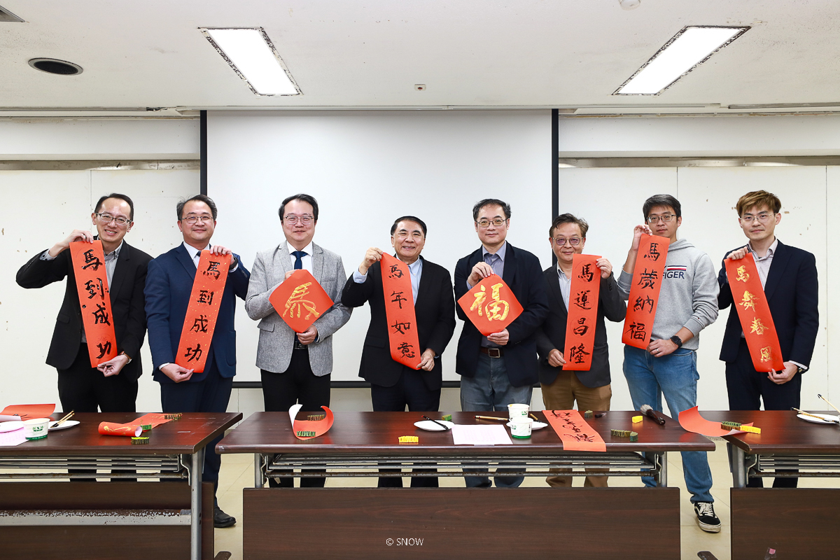 海大師長們陪同國際學生一同體驗臺灣傳統過年文化。