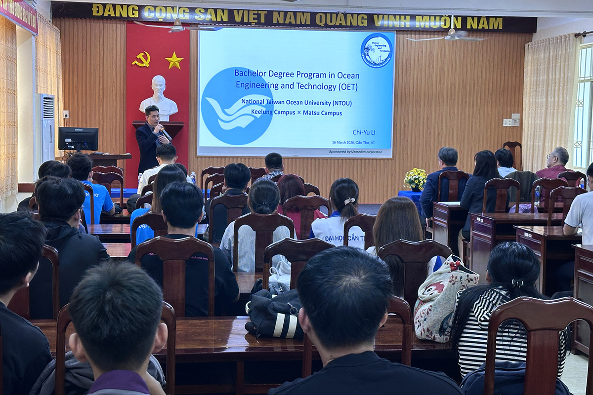 李基毓副教授向肯特大學師生介紹海洋工程科技學士學位學程教師研究領域與系所發展方向